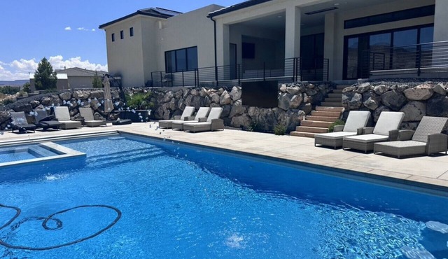 Luxury Zion Retreat | Pool + Hot Tub | Pickleball | Sleeps 14