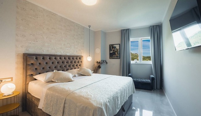 LuxuryAptInVilla Smaragd Pool