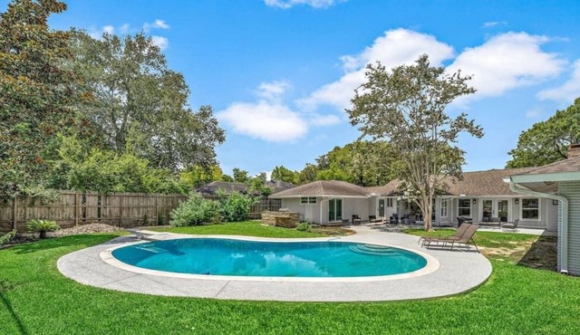 *LuxuryHome*HugeBackyardW/Pool*CentrallyLocated*