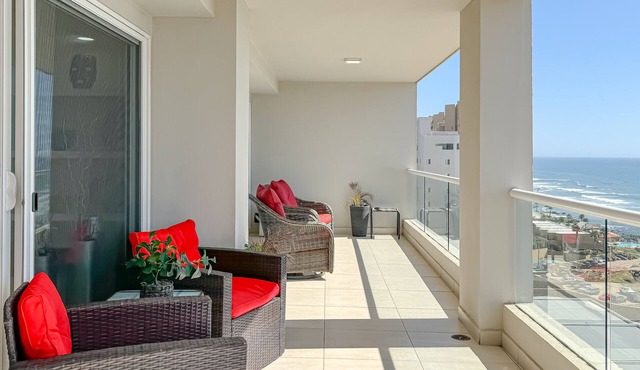 LuxuryPenthouse-Jolla Excellence-Indoorpool&Beach