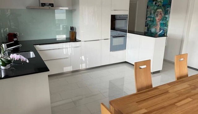 Luxus 3.5 Zimmer-wohnung-balkon-whirlpool-parking