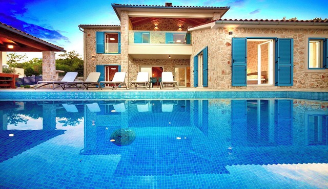 Luxus: Villa Lion mit Fantastischem Meerblick, Infinity Pool & Aussenküche