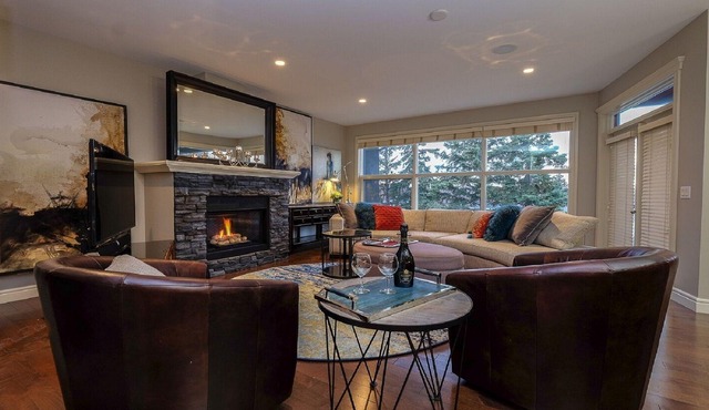 Luxxe Executive Home - in the heart of trendy Marda Loop