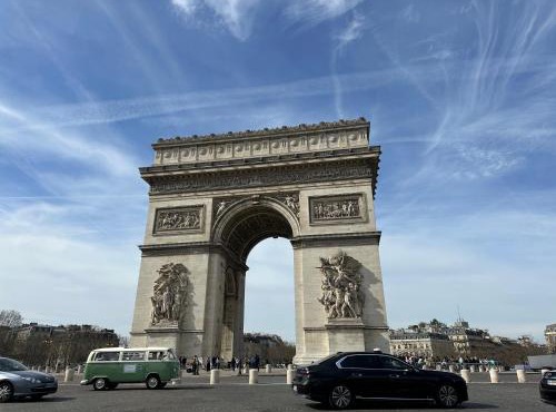 LV1 Au cœur de l'Avenue des Champs-Elysées Arc de Triomphe