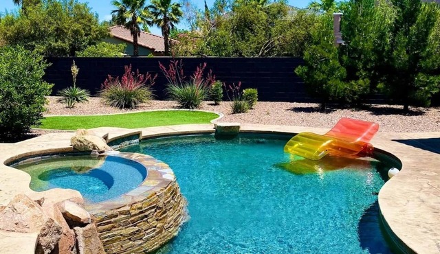 LV1 Luxury Pool & Spa Desert Oasis Villa - Vegas Best!