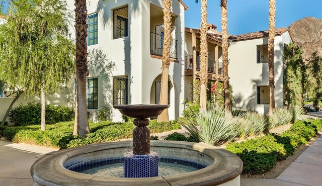 LV100 Upstairs 1 Bedroom Legacy Villas Retreat Overlooking a Community Fountain!
