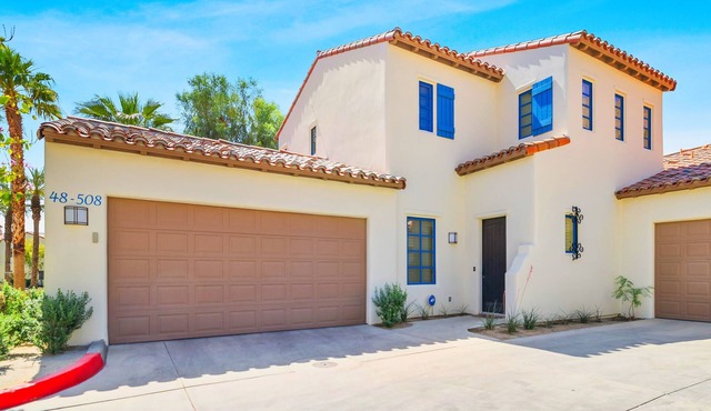 LV314 Stylish 3BR-4BA Legacy Villas Townhome