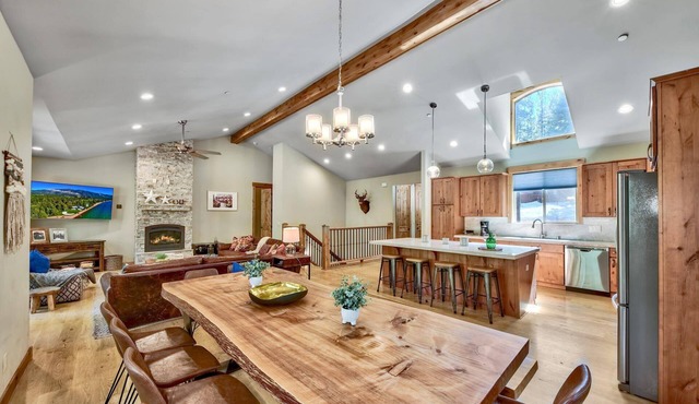Lx22 Lake Tahoe north shore 4 bed cabin w/hot tub