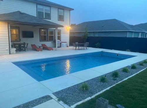 Lxry 4 BR Bckyd, Pool, Hot Tub near attrctns (Tal.)