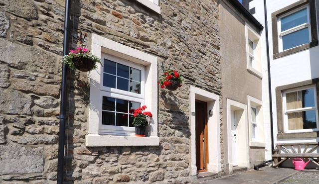 LYCHGATE COTTAGE, pet friendly, character holiday cottage in Settle
