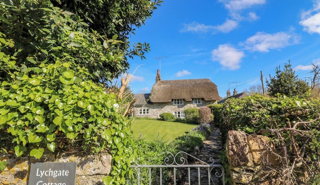LYCHGATE COTTAGE, pet friendly, with a garden in Osmington