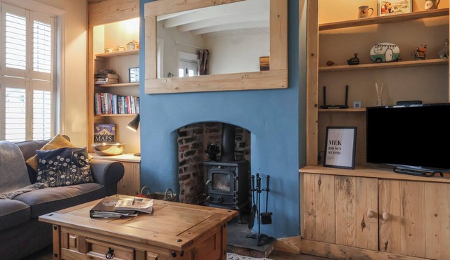 LYCHGATE VIEW COTTAGE, pet friendly, with open fire in Aldbrough