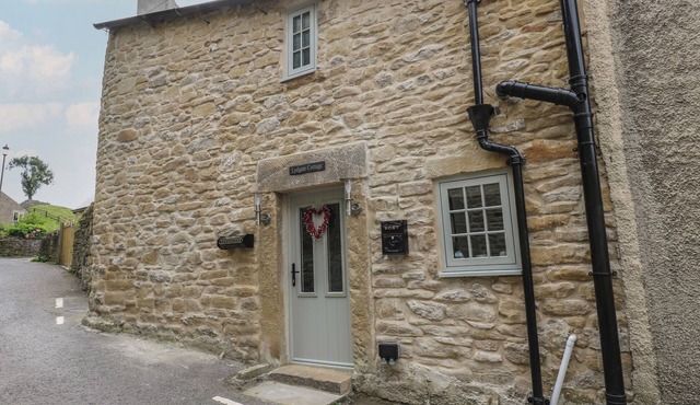 LYDGATE COTTAGE, pet friendly, character holiday cottage in Eyam