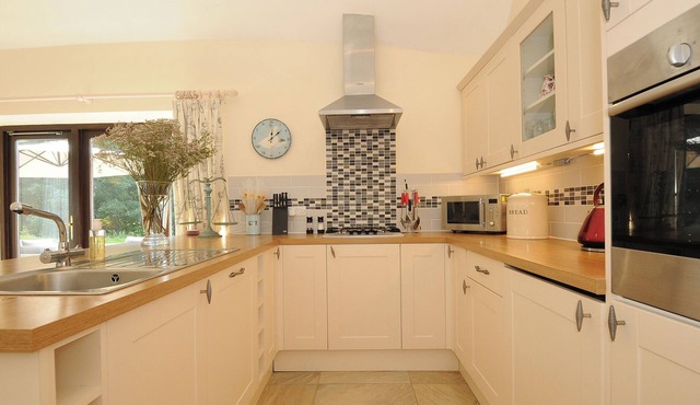 LYDGATE HOUSE COTTAGE, pet friendly, with open fire in Postbridge