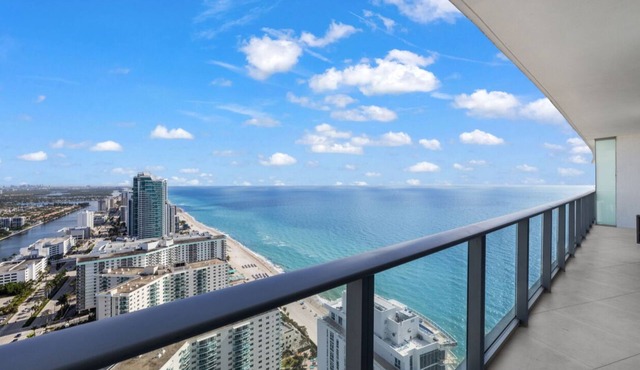 Lyfe Resort and residences, Ocean Front 35th floor, great views guaranteed!