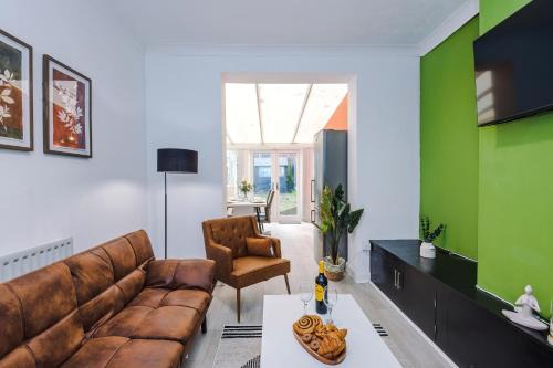 Lyme View Hideaway - Spacious 3-Bedroom Parydise Home with Free Parking