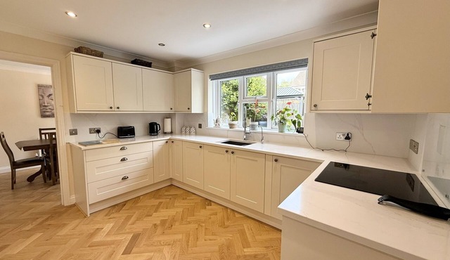 Lymington Escape, Garden Views & Modern Comfort