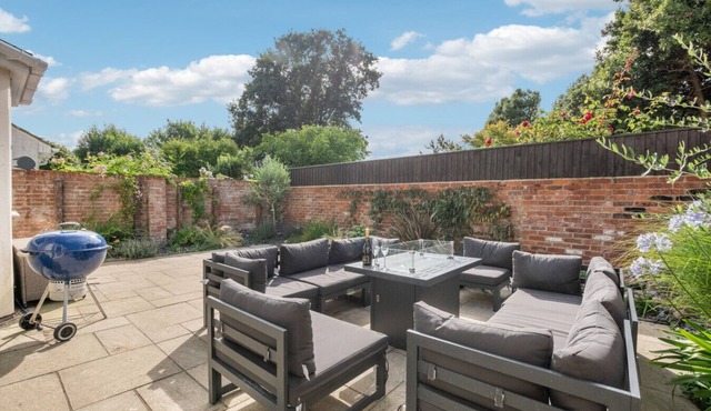 Lymington Retreat with Garden