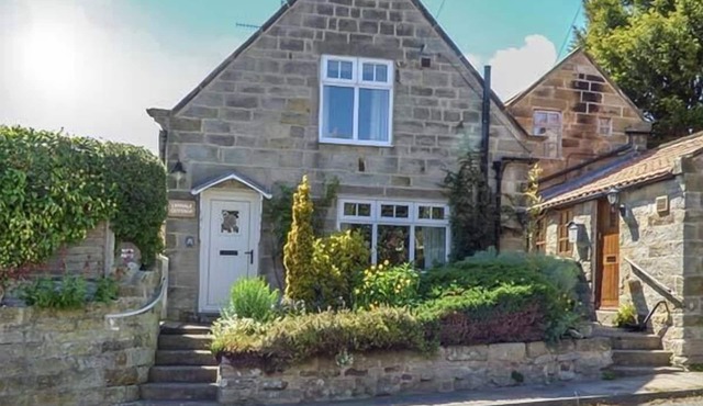 LYNDALE COTTAGE, family friendly, with open fire in Robin Hood’s Bay