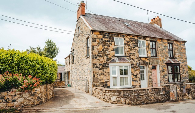 LYNDALE, pet friendly, with a garden in Newport, Pembrokeshire