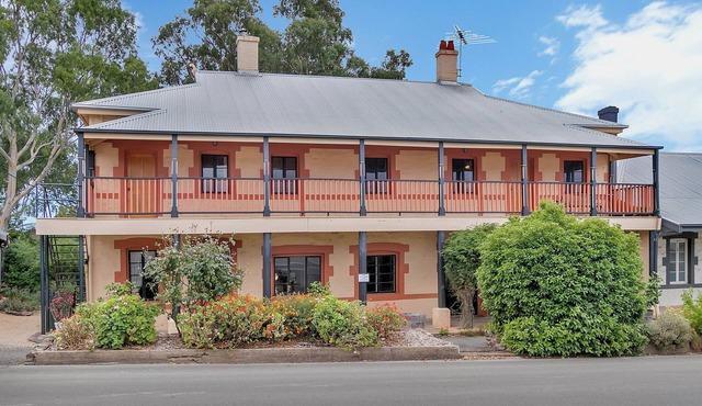 Lyndoch Grand Barossa Group Accommodation entire house Lyndoch village sleeps 14