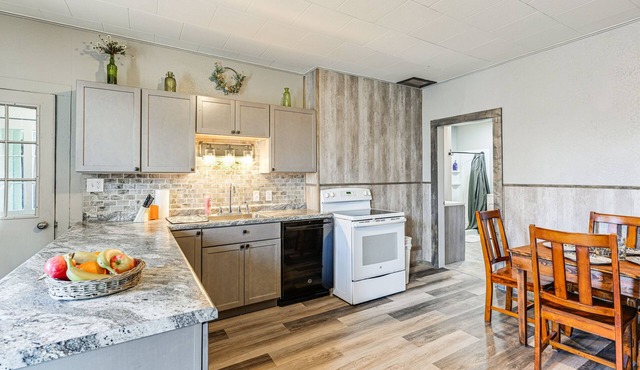 Lyndon Station Retreat ~ 9 Mi to Wisconsin Dells!