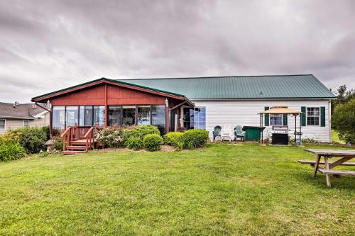 Lyndonville Home w/Fire Pit, Screened Patio & A/C