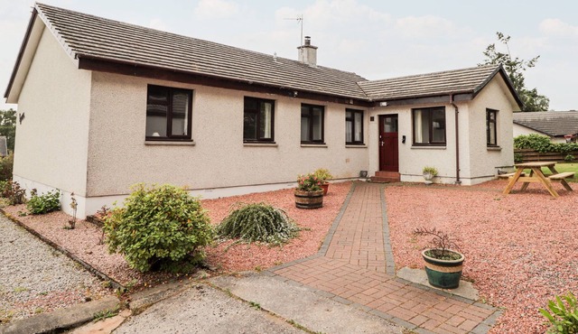 LYNMAR, pet friendly, with a garden in Muir Of Ord