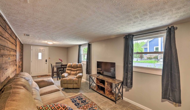 'Lynn' Dog-Friendly Abode w/Mountain Views!