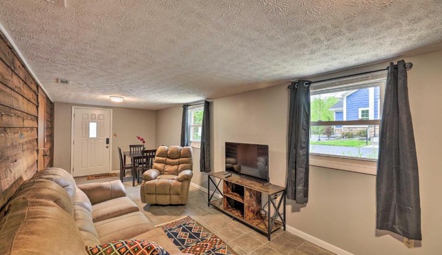 Lynn Dog-Friendly Abode with Mountain Views!