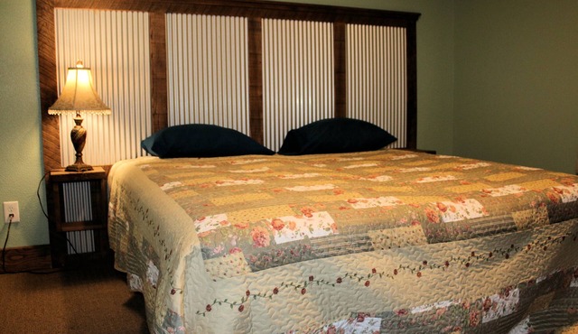 Lynnhurst Resort - Kentucky Lake Water View Cabin 4 (Dog Friendly!)