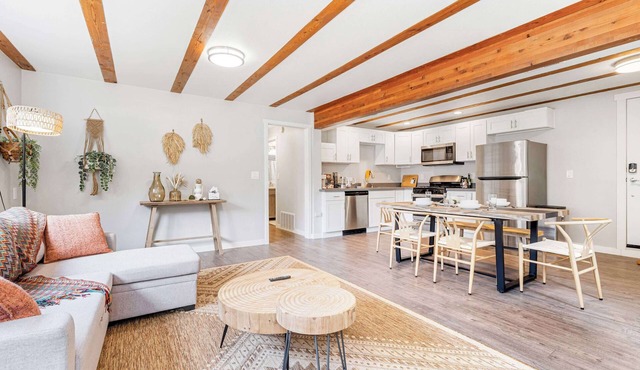 Lynnwood Modern Basement, Hot Tub, Private Entry