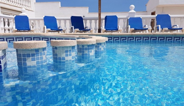 LYNROYS VILLA - Quiet, Sun Terrace, Pool, Hot-tub, Games Rooms, Golden Beaches