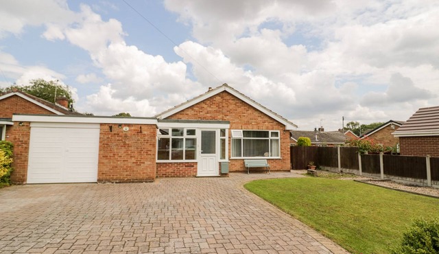 LYNSTED LODGE, pet friendly, with a garden in Ashby-De-La-Zouch