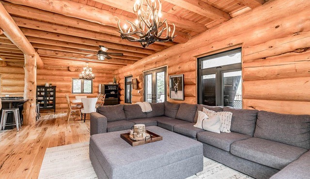 Lynx Lake Lodge w/private beach, Sauna and ample sleeping for large groups!