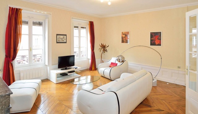 Lyon 2 presqu'ile: 2-bdr spacious apartment