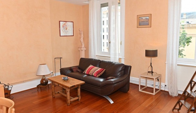 Lyon 6 Foch: Quiet 1-bedroom apartment with workspace