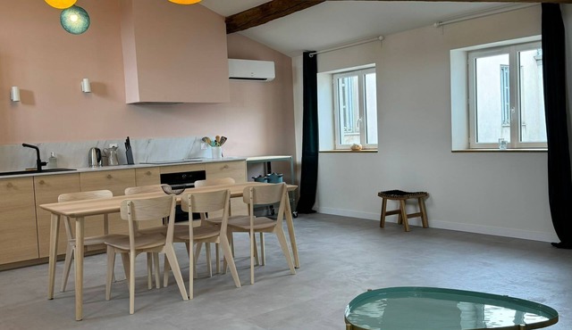 LYON Bellecour quiet area near fabric museum - ideal for families