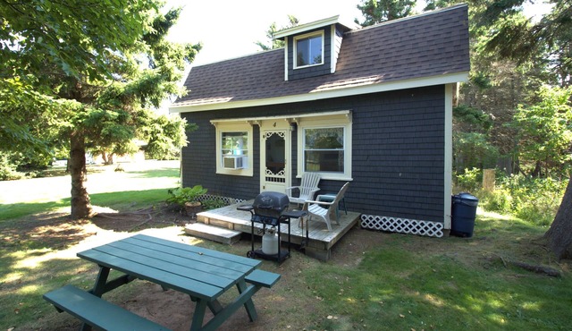 Lyons Cottages - Cottage #4, 3BR Walk to the Beaches of Stanhope National Park!