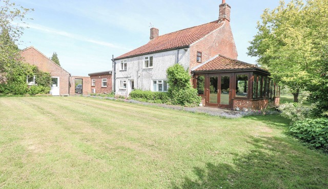 LYONS GREEN, pet friendly, luxury holiday cottage in Little Fransham