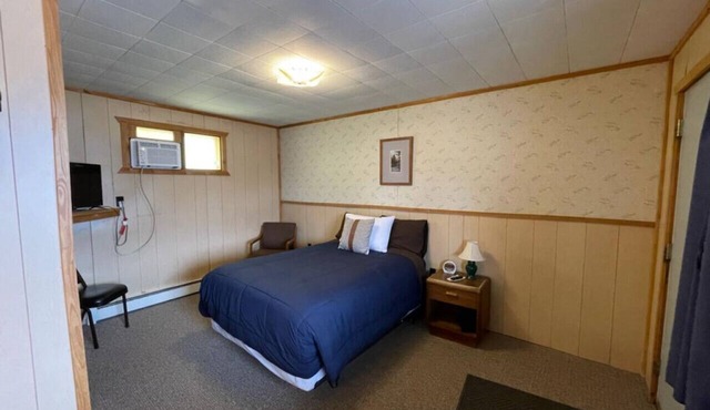 Lyons in Onaway - 1 Full Bed - Room 10 - Sleeps 2