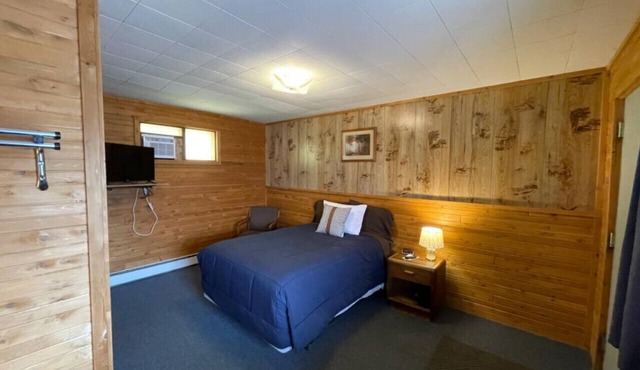 Lyons in Onaway - 1 Full Bed - Room 8 - Sleeps 2