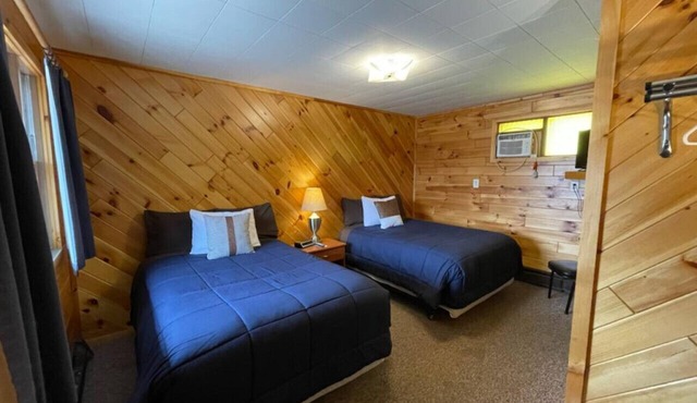 Lyons in Onaway - 2 Full Beds - Room 7 - Sleeps 4