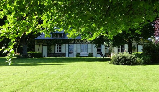 Lyons-la-Forêt, charming Orfea's home, sleeps 8. Forest access, baby-friendly