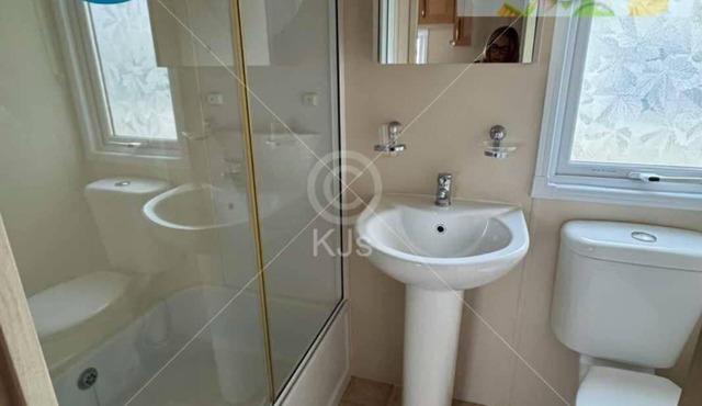 Lyons Winkups Holiday, 4 bedrooms - sleeps 10 pet friendly, large decking area