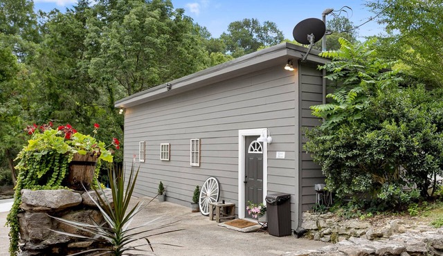 Lyric Guesthouse at GratiDude Ranch - Riverside in Leiper's Fork