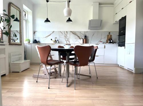 Lys, charmerende, tæt på strand