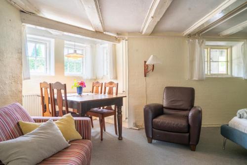 Lyst og rummeligt kælderværelse med egen indgang og parkering