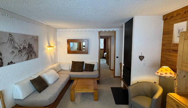 Méribel Mottaret: Cozy 2-Bedroom Apt, Balcony, Ski-In/Ski-Out