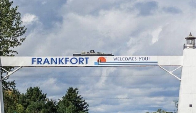 M-22 home, 3 min to Lake Michigan and surrounded by hiking trails!